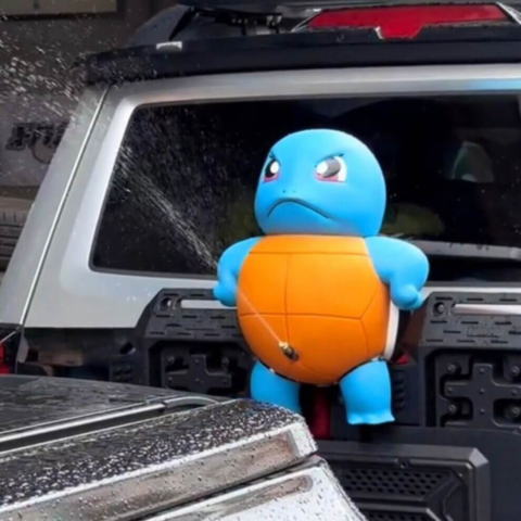 Figurina Spruzzatrice Auto — Un Getto D'Acqua Che Fa Sorridere